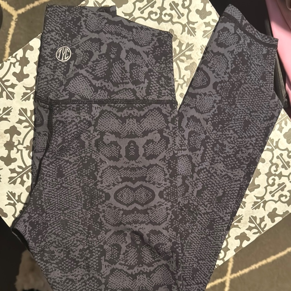 TYC XS Gray Snake Print Athletic Leggings